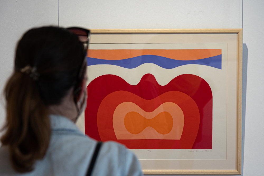 Enteriőrfotó Keserü Ilona „Jelmeztervek, szitanyomatok, rajzok Szentendréről és a 20. századból” című kiállításáról (ÚjMűhely Galéria)  Fotó: Csákvári Zsigmond