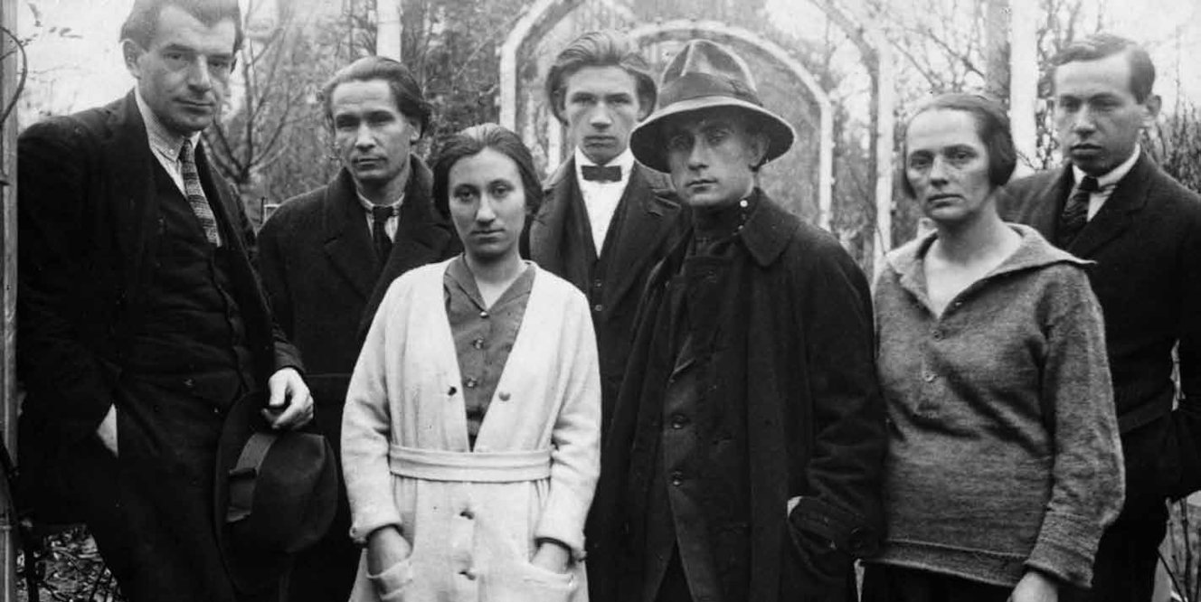 A Ma-csoport 1922-ben: Bortnyik Sándor, Uitz Béla, Újvári Erzsi, Simon Andor, Kassák Lajos, Simon Jolán, Barta Sándor  Kép forrása