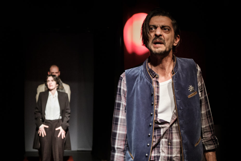 Sipos György, Homonnai Katalin és Nagypál Gábor „A széplélek” című előadásban. Fotó: Vass Ádám László  Kép forrása