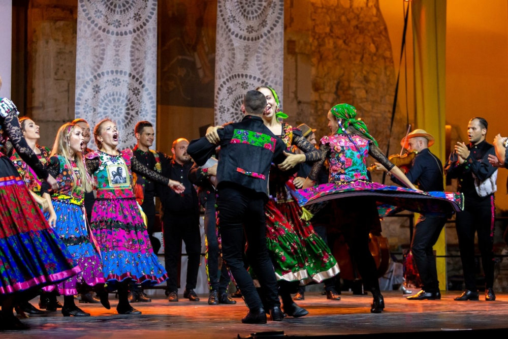 Jelenet a „Taven Baxtale!” című előadásból  Fotó: Péter János