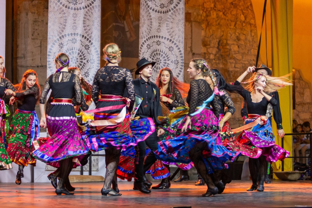 Jelenet a „Taven Baxtale!” című előadásból  Fotó: Péter János