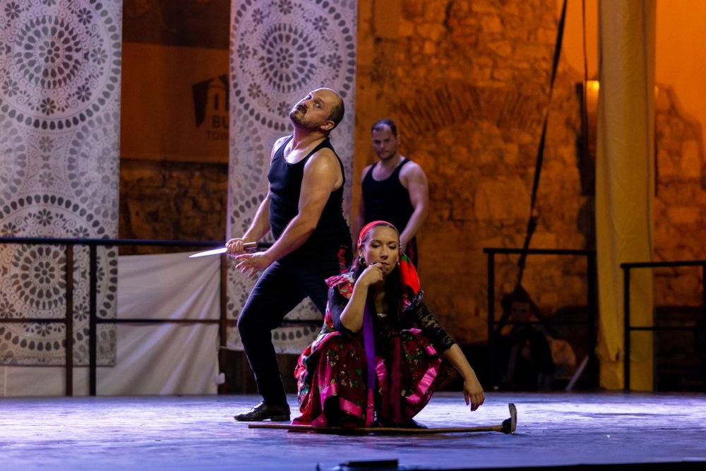 Jelenet a „Taven Baxtale!” című előadásból  Fotó: Péter János