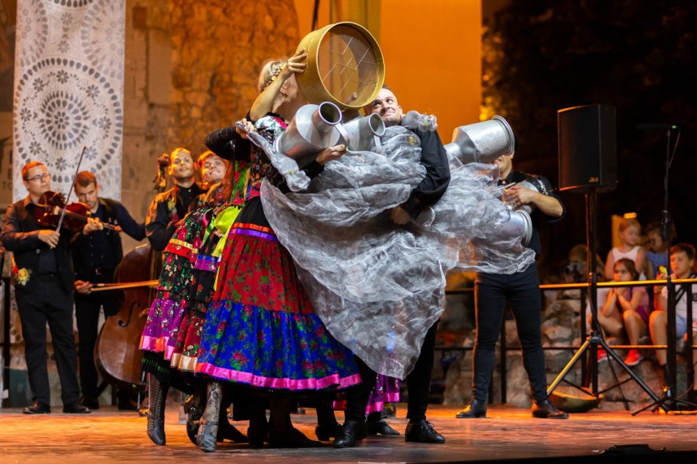 Jelenet a „Taven Baxtale!” című előadásból  Fotó: Péter János