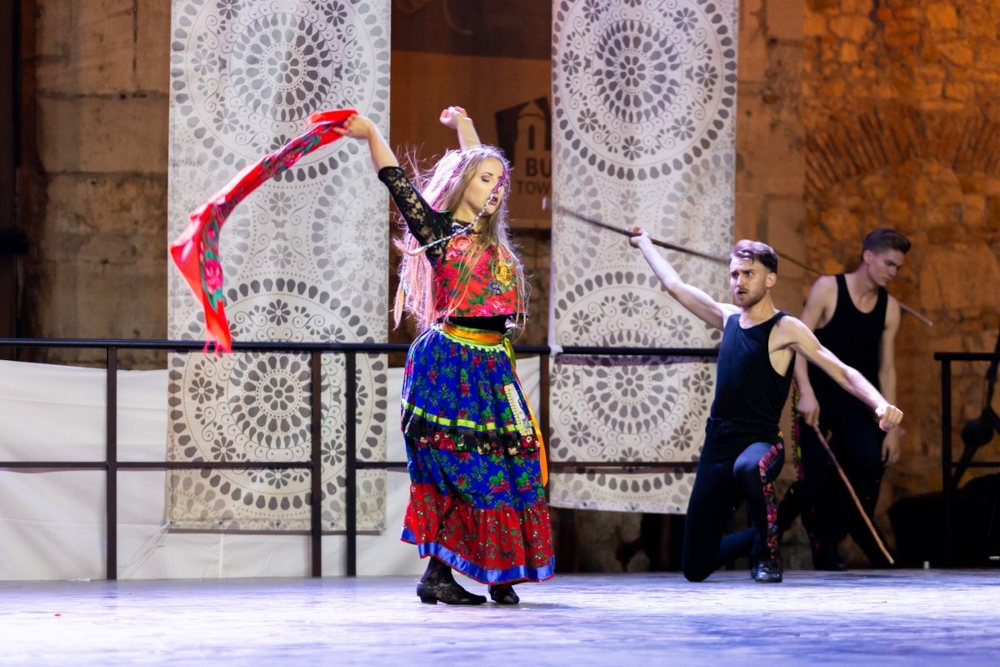 Jelenet a „Taven Baxtale!” című előadásból  Fotó: Péter János