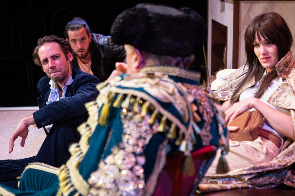 Jelenet a „Vad nyomozók” című előadásból  Fotó: Dömölky Dániel/Radnóti Színház