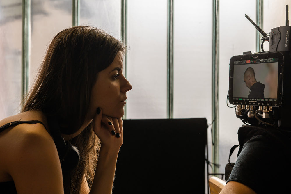 Kis Hajni a monitoron figyeli Dietz Gusztáv játékát  Fotó: Konda Brigitta