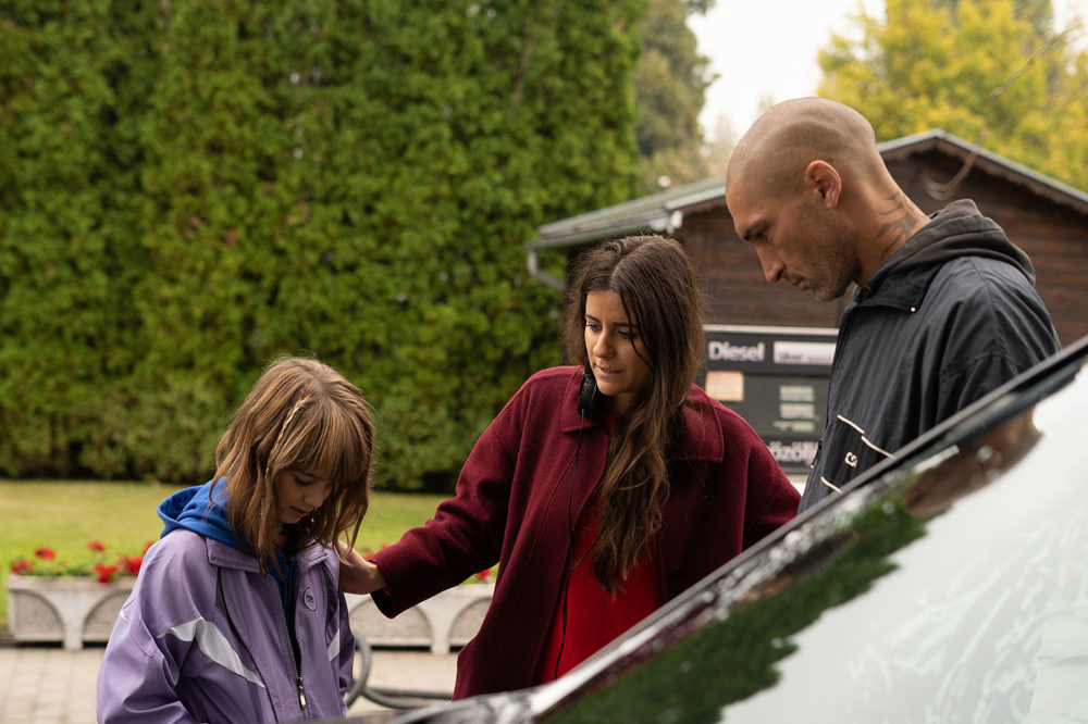 Kis Hajni a két főszereplőt, Dietz Gusztávot és Horváth Zorkát instruálja a „Külön falka” forgatásán  Fotó: Konda Brigitta