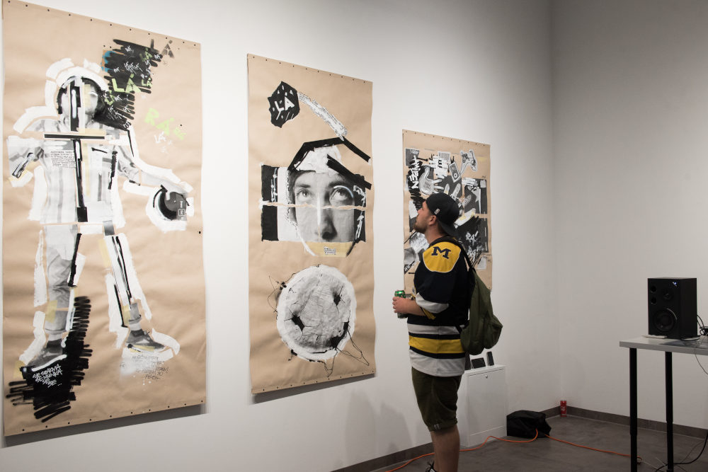 Az Amikor klippremierjéhez rendezett kiállítás megnyitása  Fotó: Boldog Anika