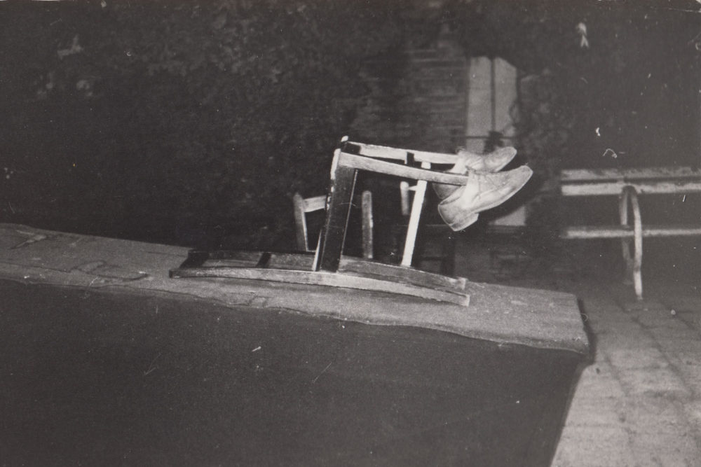 Ady József: Ismerkedés a nyűjtópaddal 3. (1985 kl., fotóakció, Házsongárdi temető, Kolozsvár)