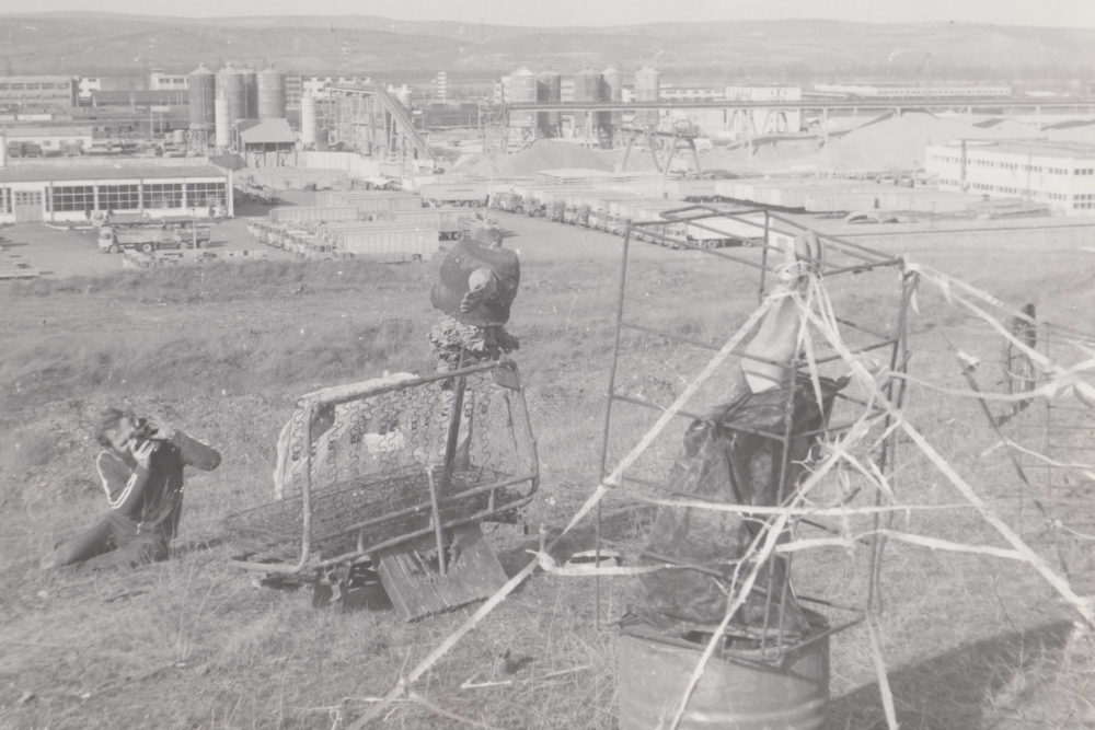 Ady József: Rögtönzött installációk között 3. (1985 kl, Szeméttelep, Kolozsvár)