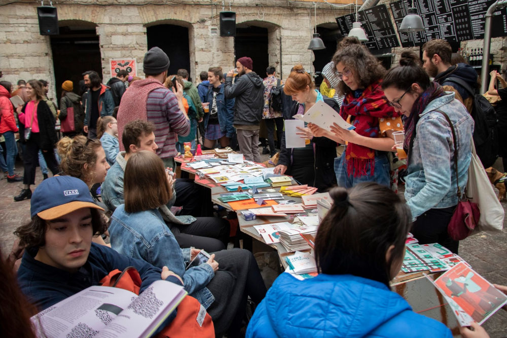 ((kép: Ukmukfukk_Zinefest_photo.jpg, kiírni:))