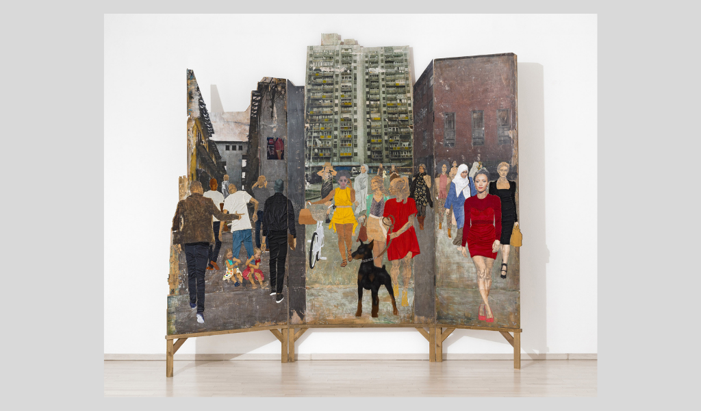 Gaál Kata: in.stabil (fa, textil, viasz, akril, prém, alumínium, bőr, nyakörv, 302 × 335 cm, 2017)