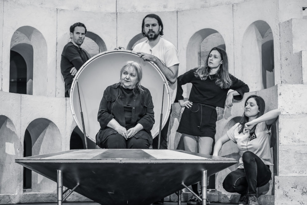 Jelent „Az ajtó – Szeredás Emerenc-emlékkoncert” című előadásból. Fotó: Horváth Judit  Kép forrása