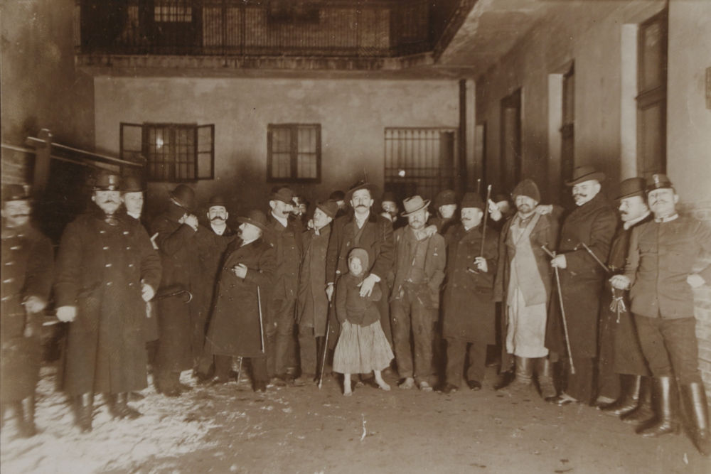 Razzia után a VIII. kerületi elöljáróság udvarán  Kép forrása: BTM Kiscelli Múzeum