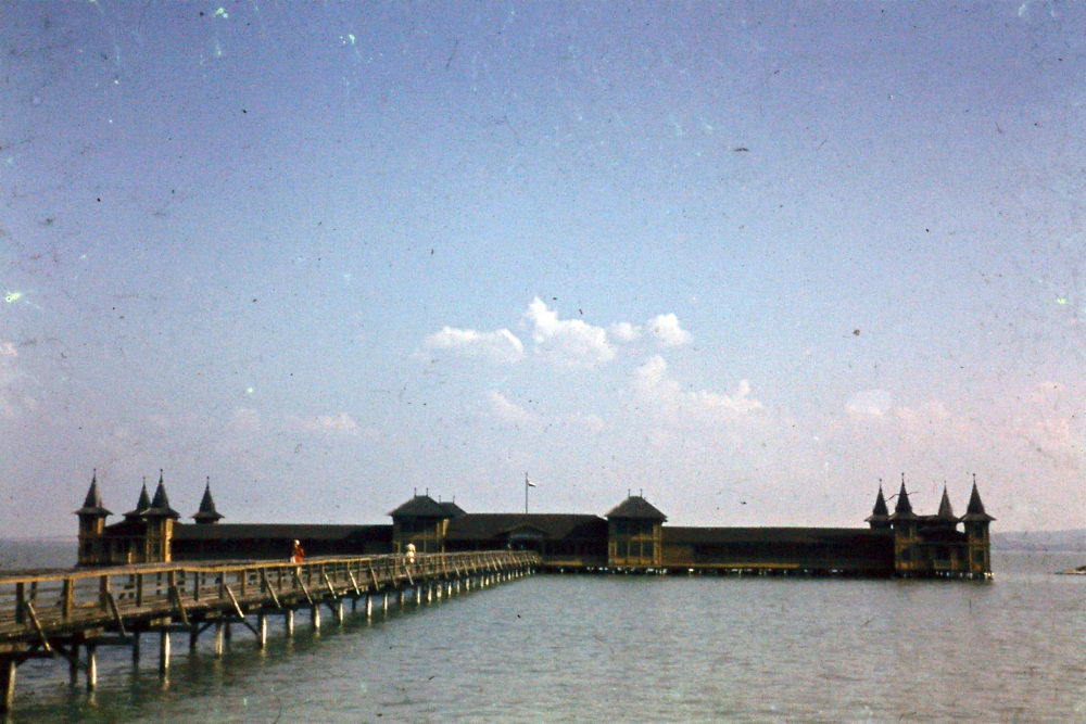 A fürdőház a mai Tagore sétányról nézve (1943)  Kép forrása: Fortepan/Szabó Viktor