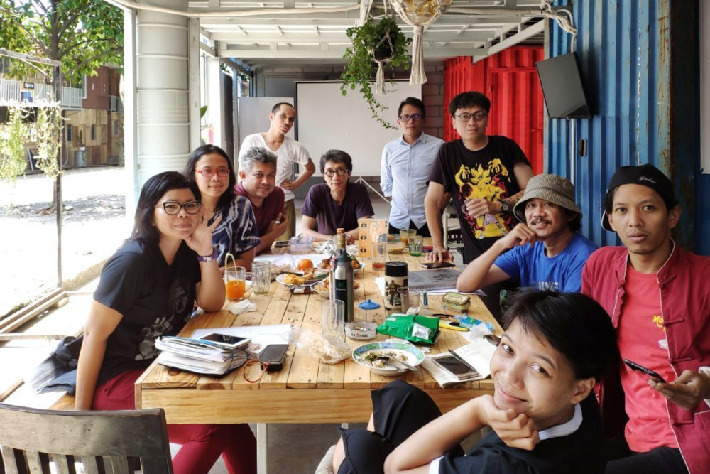 A ruangrupa 2020-ban. Balról jobbra: Daniella Fitria Praptono, Julia Sarisetiati, Ade Darmawan, farid rakun, Iswanto Hartono, Mirwan Andan, Reza Afisina, Indra Ameng, Oomleo (Narpati Awangga) és Ajeng Nurul Aini. Fotó: Saleh Husein és L-R  Kép forrása