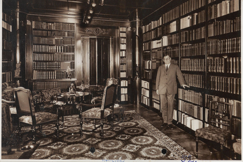 Gr. Klebelsberg Kuno a könyvtárszobájában  Kép forrása