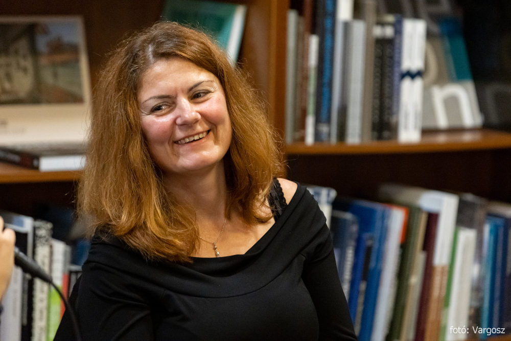 Deczki Sarolta. Fotó: Vargosz Varga Gábor  Kép forrása