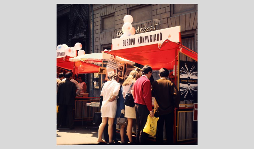 Az 1972. évi Ünnepi Könyvhéten  Kép forrása: Fortepan / Inkey Tibor