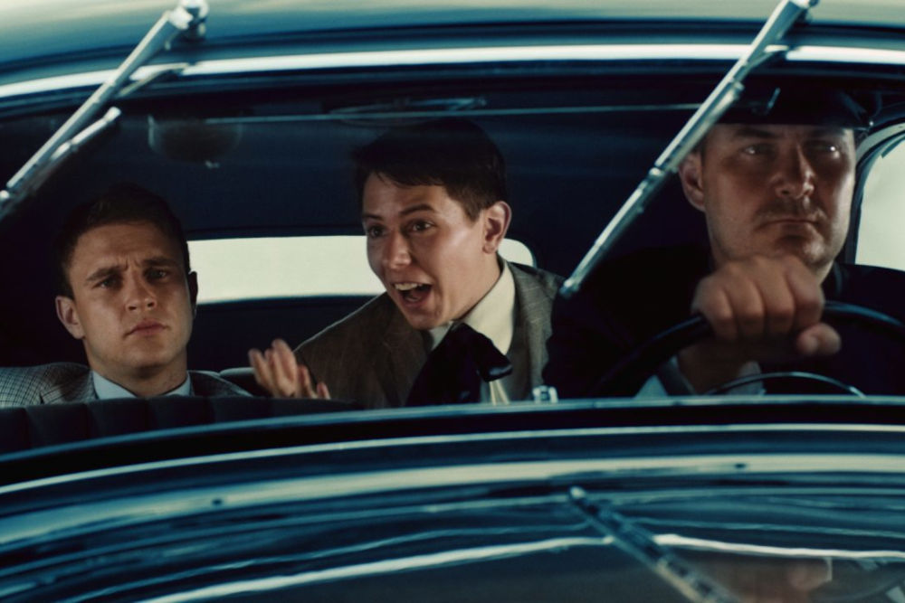 Jelenet a „Ketten Párizs ellen” című sorozatból  Kép forrása