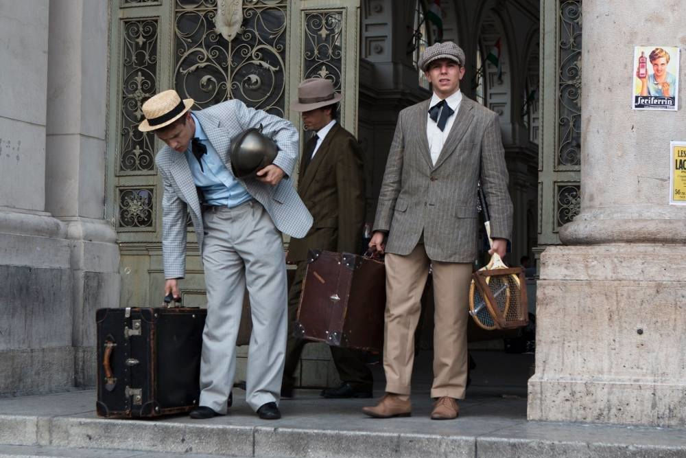 Jelenet a „Ketten Párizs ellen” című sorozatból  Kép forrása