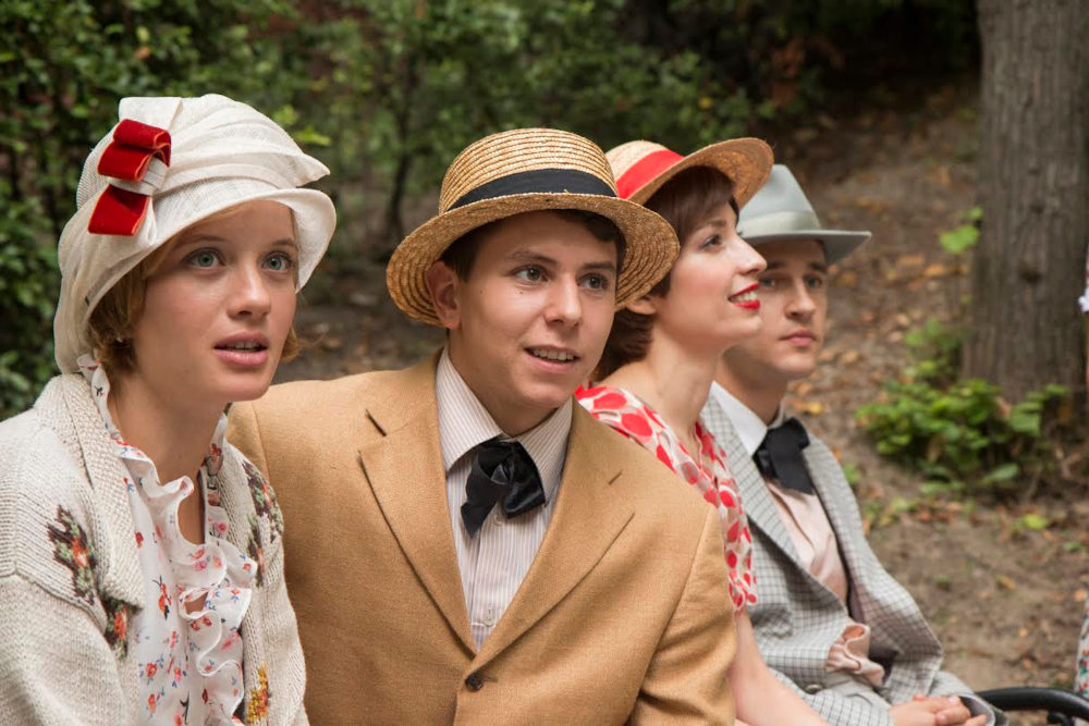 Jelenet a „Ketten Párizs ellen” című sorozatból  Kép forrása