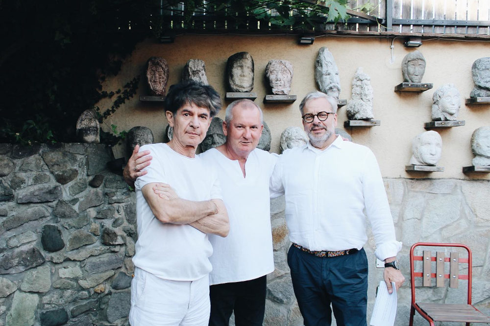 Milorad Krstić Vincze Lászlóval és Iglódi Csabával a kiállítás megnyitóján  Kép forrása: Vinczemill Műhelygaléria