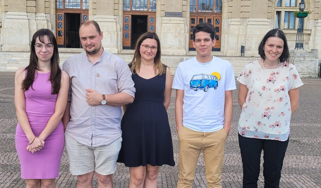 A Debreceni Egyetem Kommunikáció- és Médiatudományi Tanszékén működő Asztaliszerepjáték-Kutatócsoport tagjai (Tisza Eleonóra, Krek Norbert, Nagy Orsolya, Hlavacska András, Molnár Kincső-Bernadett)  Kép forrása