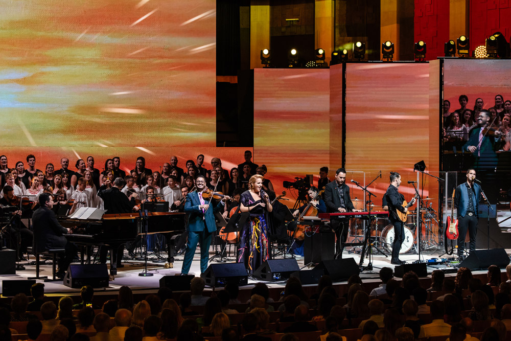 Az est fantasztikus hangulata nemcsak a közönségen, hanem a művészeken is végig látható volt