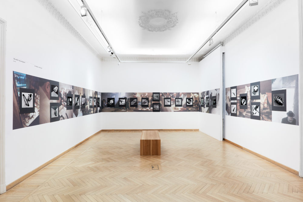 Enteriőr Féner Tamás „…a mi történt, ugyanaz, a mi ezután is történik…” című kiállításából  Kép forrása: Mai Manó Ház / Bíró Dávid