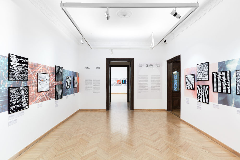 Enteriőr Féner Tamás „…a mi történt, ugyanaz, a mi ezután is történik…” című kiállításából  Kép forrása: Mai Manó Ház / Bíró Dávid