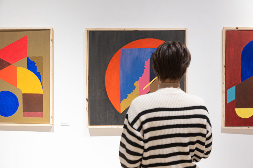 Enteriőr a „Megszakítatlan anya” kiállításon  Fotó: Csákvári Zsigmond / PKÜ