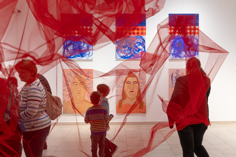 Enteriőr a „Megszakítatlan anya” kiállításon  Fotó: Csákvári Zsigmond / PKÜ