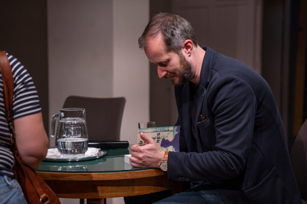 Krusovszky Dénes a „Levelek nélkül” könyvbemutatóján  Kép forrása: Magvető Könyvkiadó