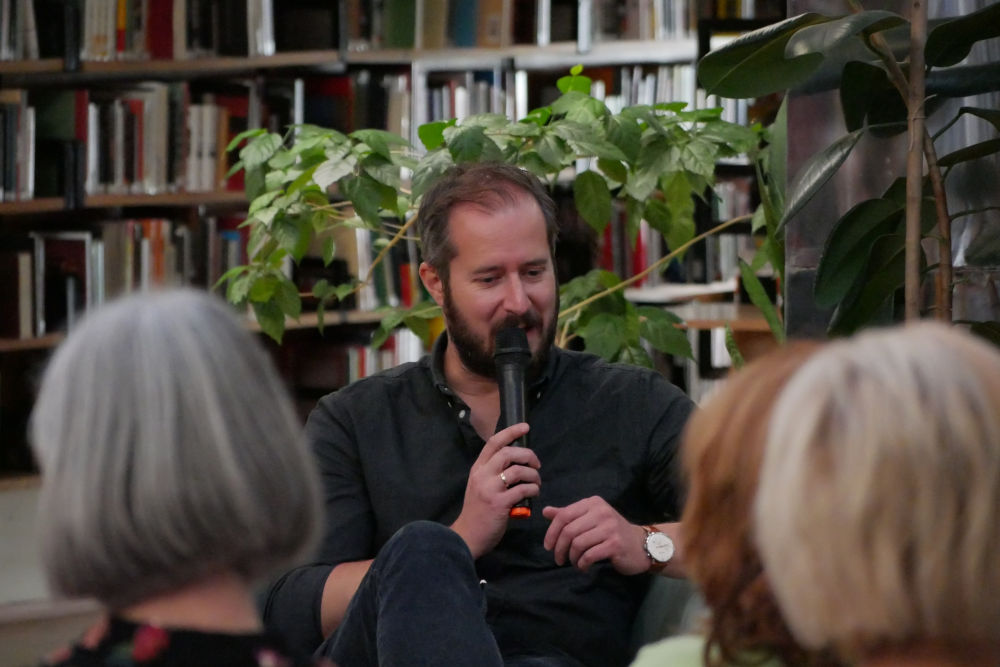 Krusovszky Dénes a „Levelek nélkül” könyvbemutatóján a miskolci II. Rákóczi Ferenc Könyvtárban  Kép forrása: II. Rákóczi Ferenc Könyvtár