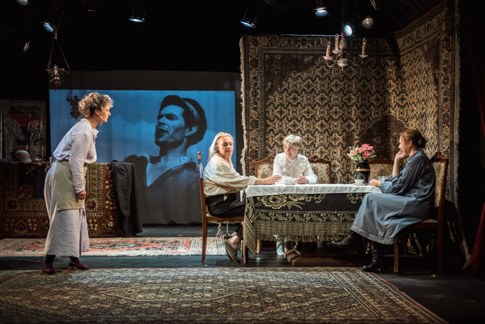 Jelenet a Pinceszínház „Három és fél nővér” című előadásából  Kép forrása: Pinceszínház