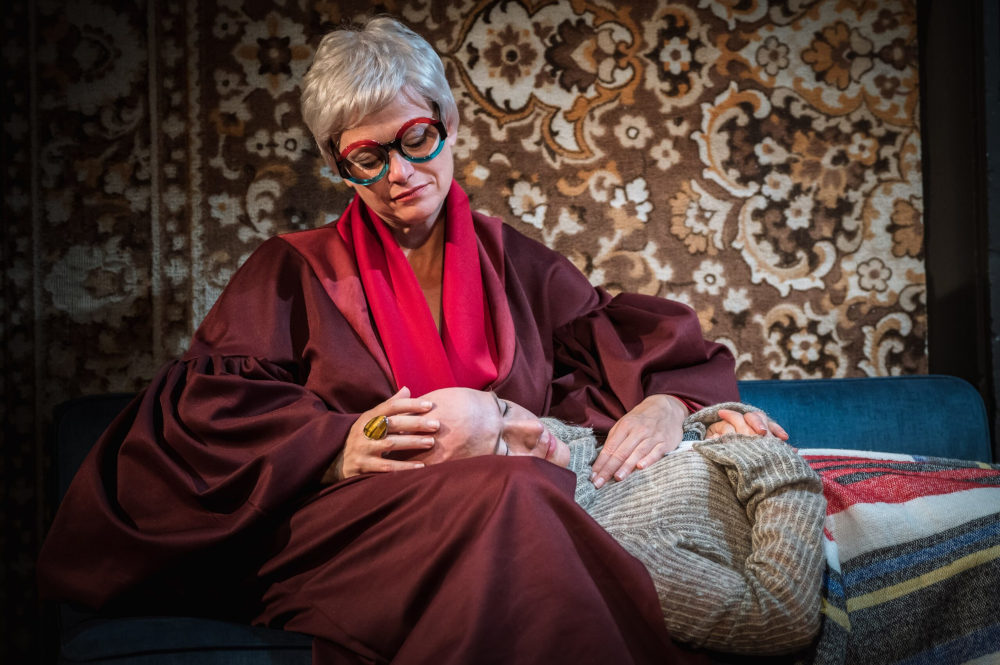 Jelenet a Pinceszínház „Három és fél nővér” című előadásából  Kép forrása: Pinceszínház