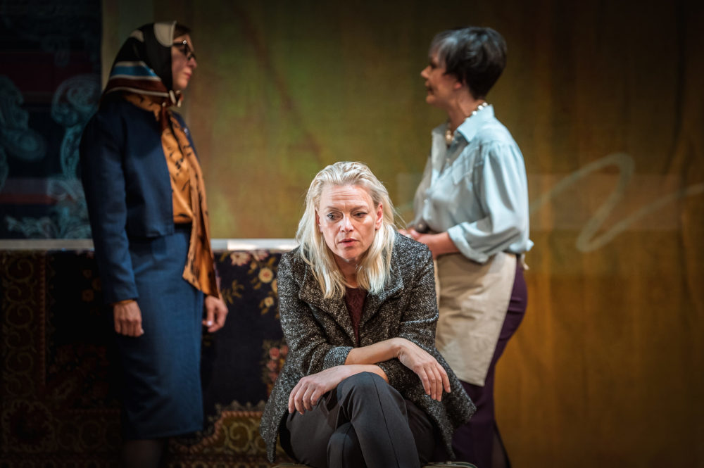 Jelenet a Pinceszínház „Három és fél nővér” című előadásából  Kép forrása: Pinceszínház