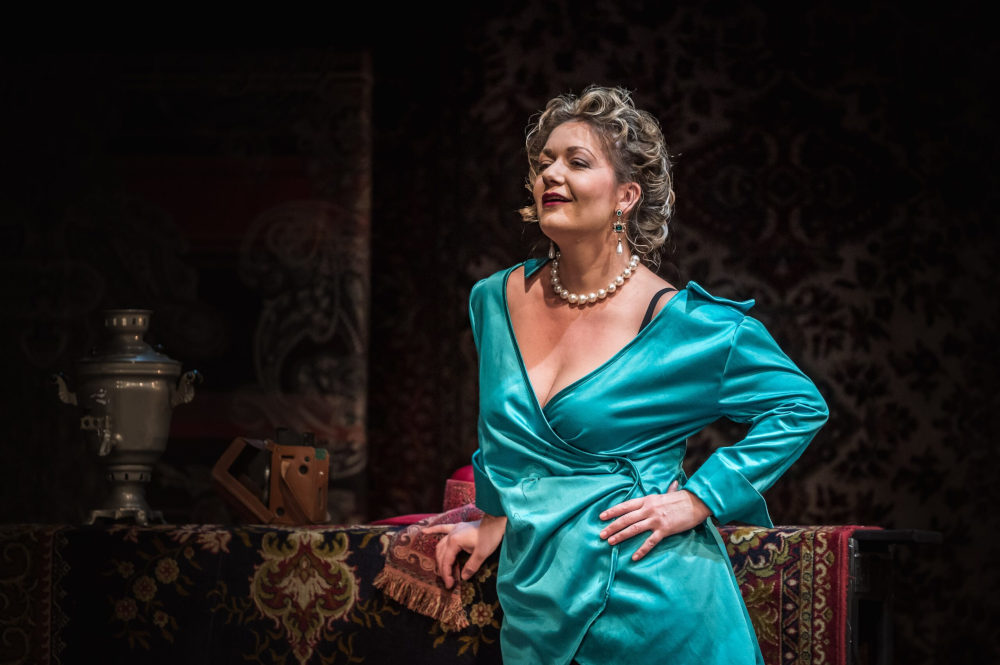 Jelenet a Pinceszínház „Három és fél nővér” című előadásából  Kép forrása: Pinceszínház