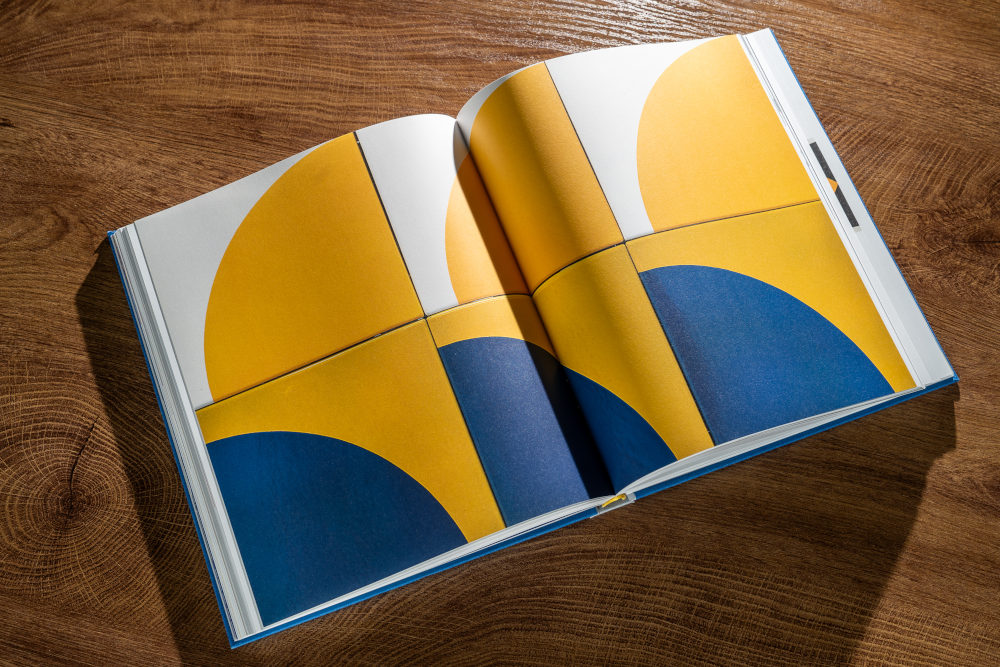 Mészáros Flóra „Lantos” című monográfiája  Fotó: Müller András