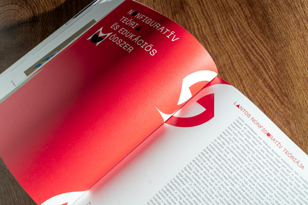 Mészáros Flóra „Lantos” című monográfiája  Fotó: Müller András