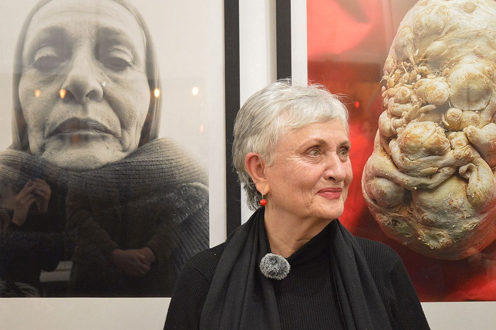 Horváth M. Judit az Artphoto Galériában az „Apu kabátja” című kiállítás megnyitóján  Kép forrása