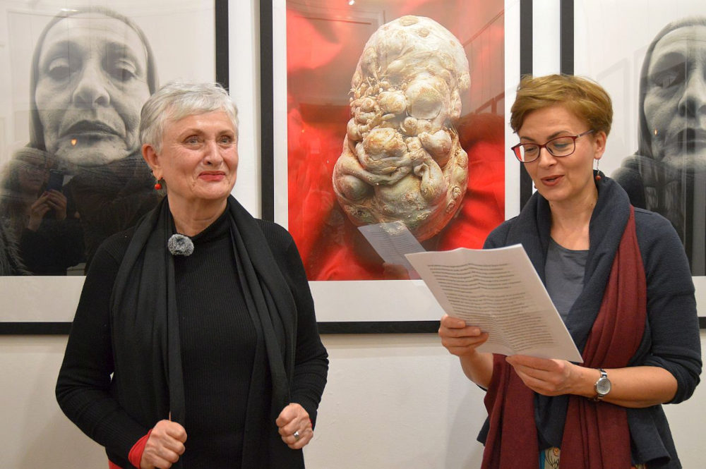 Horváth M. Judit és Gács Anna az Artphoto Galériában az „Apu kabátja” című kiállítás megnyitóján  Kép forrása