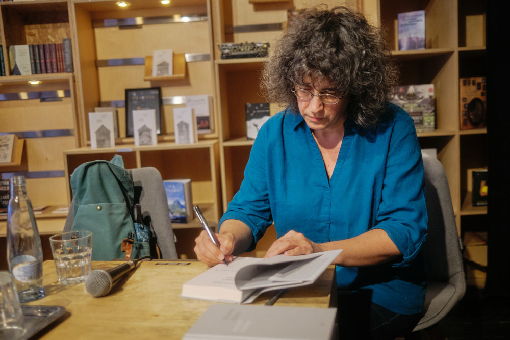 Szvoren Edina dedikál a Magvető Caféban rendezett kötetbemutatón  Fotó: Maczák Orsolya Rita