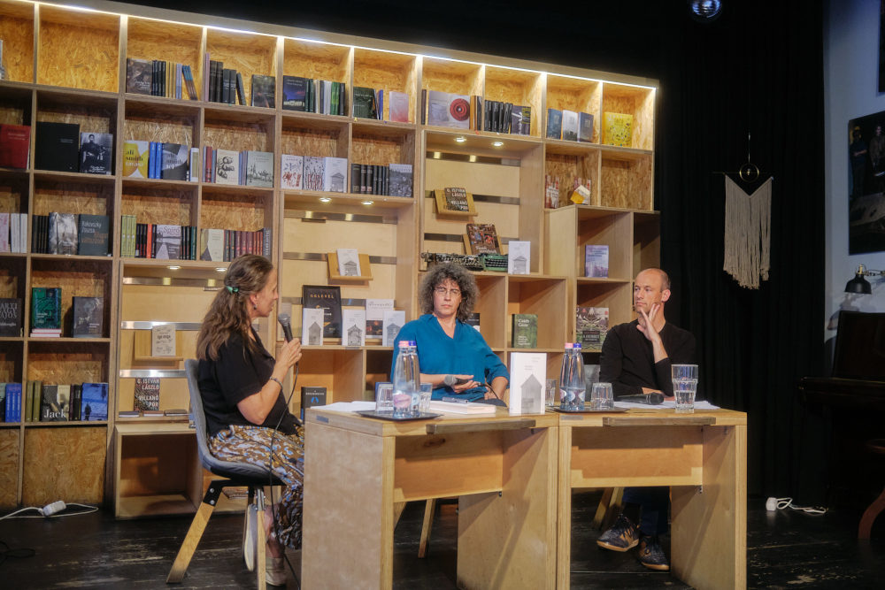 Tompa Andrea, Szvoren Edina és Bognár Péter a „Kérődző Kronosz” kötetbemutatóján a Magvető Caféban  Fotó: Maczák Orsolya Rita