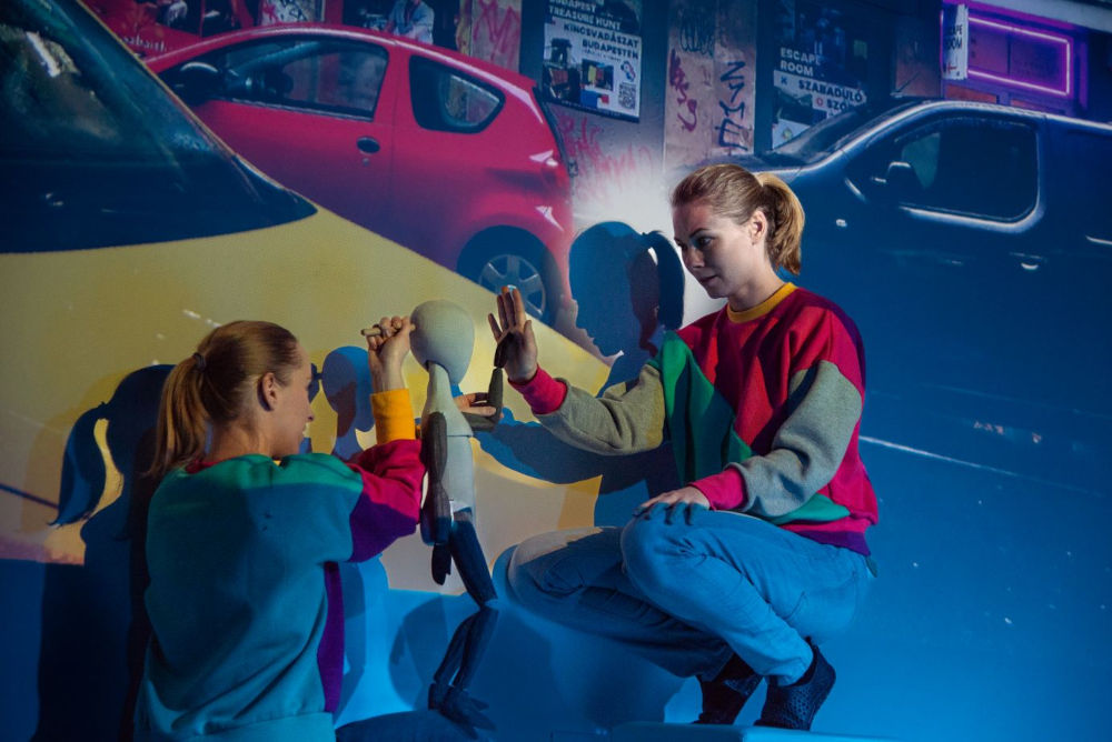 Jelenet az Örkény Színház „Klara és a Nap” című darabjának előadásából  Fotó: Szakács Eszter / Örkény Színház