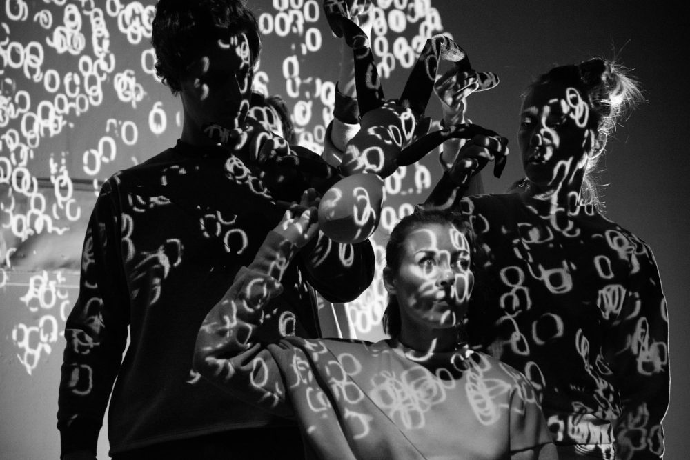 Jelenet az Örkény Színház „Klara és a Nap” című darabjának előadásából  Fotó: Szakács Eszter / Örkény Színház