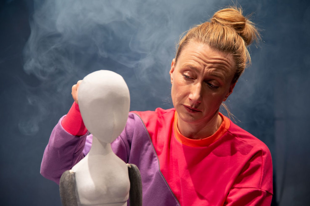 Jelenet az Örkény Színház „Klara és a Nap” című darabjának előadásából  Fotó: Szakács Eszter / Örkény Színház