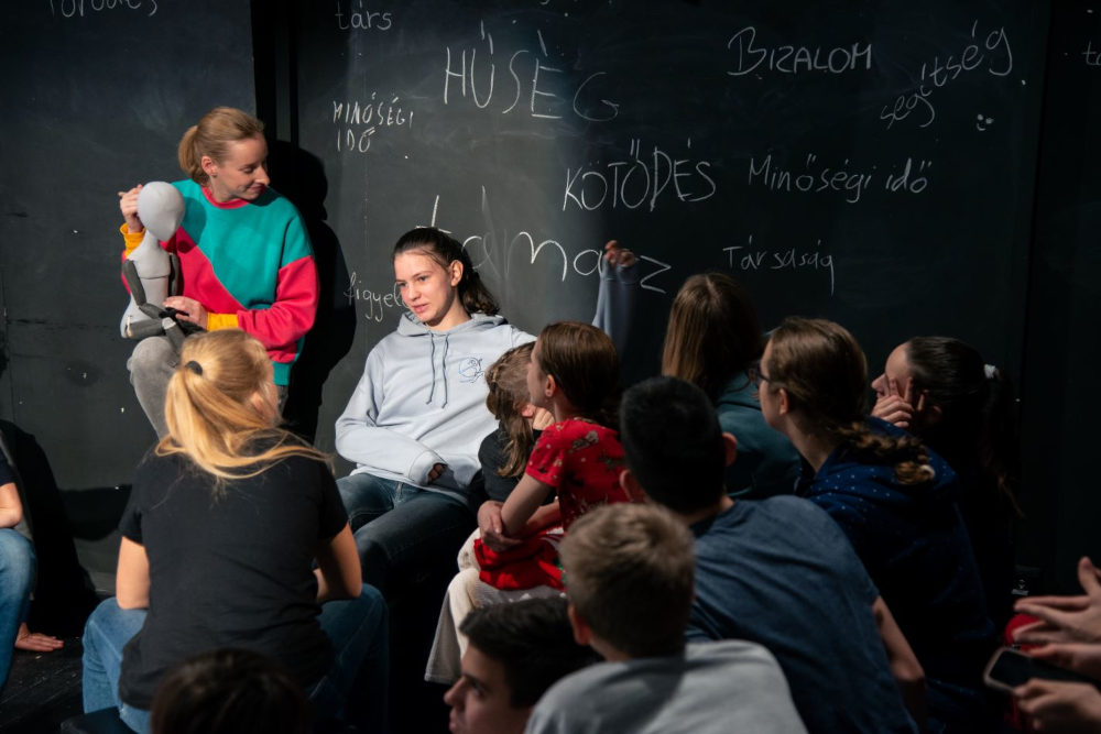 Jelenet az Örkény Színház „Klara és a Nap” című darabjának előadásából  Fotó: Szakács Eszter / Örkény Színház