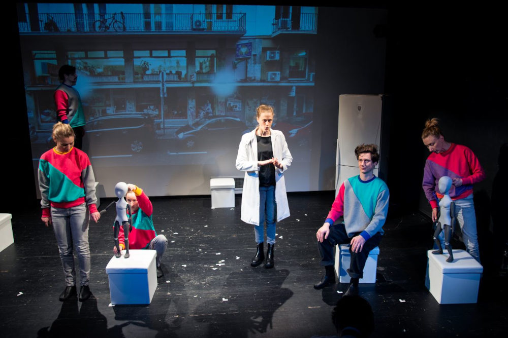 Jelenet az Örkény Színház „Klara és a Nap” című darabjának előadásából  Fotó: Szakács Eszter / Örkény Színház